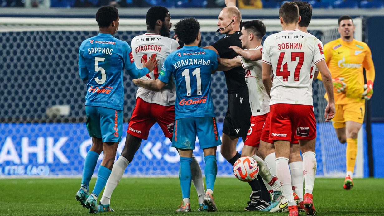 Арбитр Владимир Москалев вручает Шамару Николсону и Роману Зобнину желтую карточку 