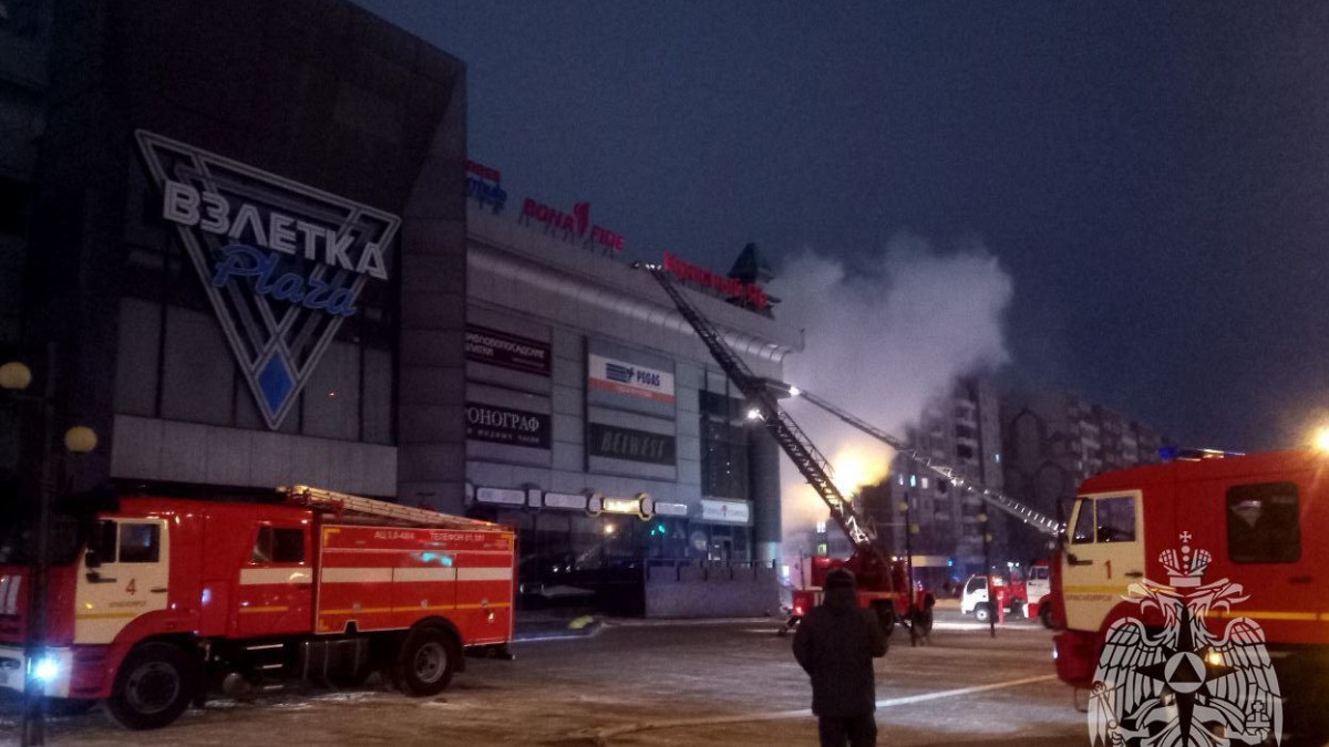 В Красноярске загорелся торговый центр на площади 200 квадратных метров