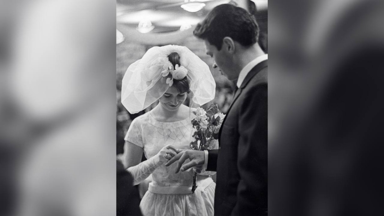 Молодожены обмениваются кольцами в одном из столичных ЗАГСов