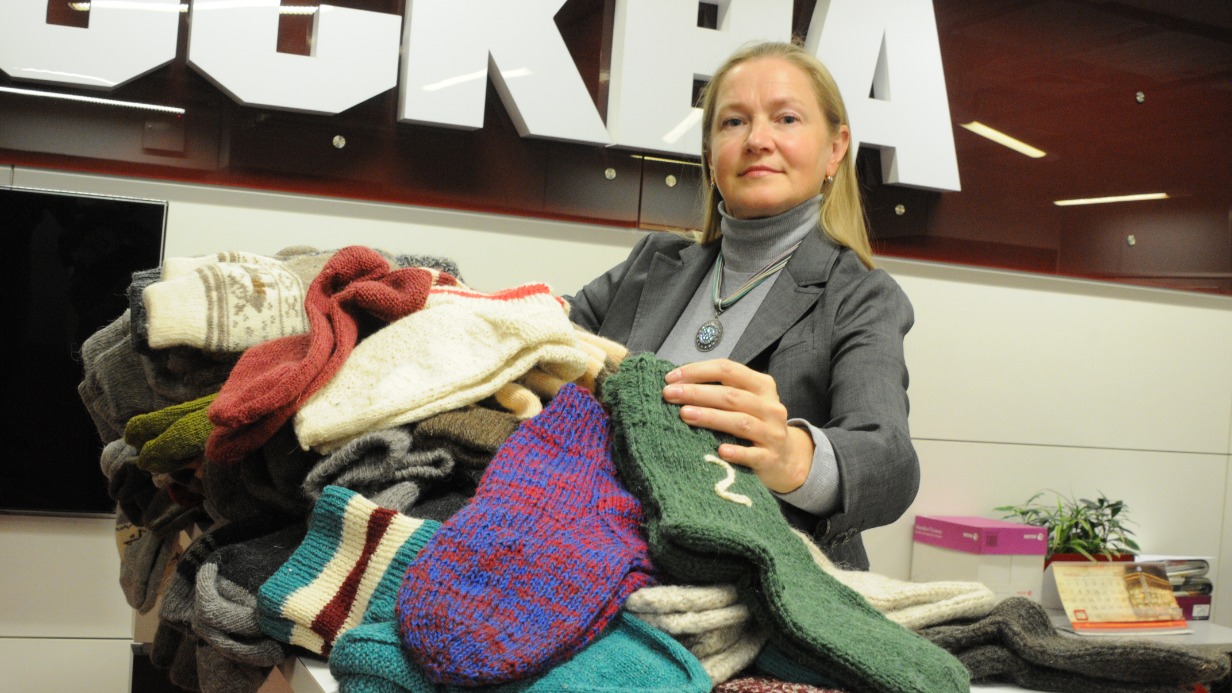 Секретарь редакции Екатерина Мелкова помогает упако- вывать носки, переданные читателями