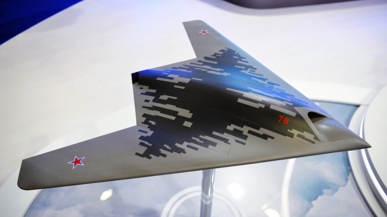 Макет беспилотника С-70 «Охотник»