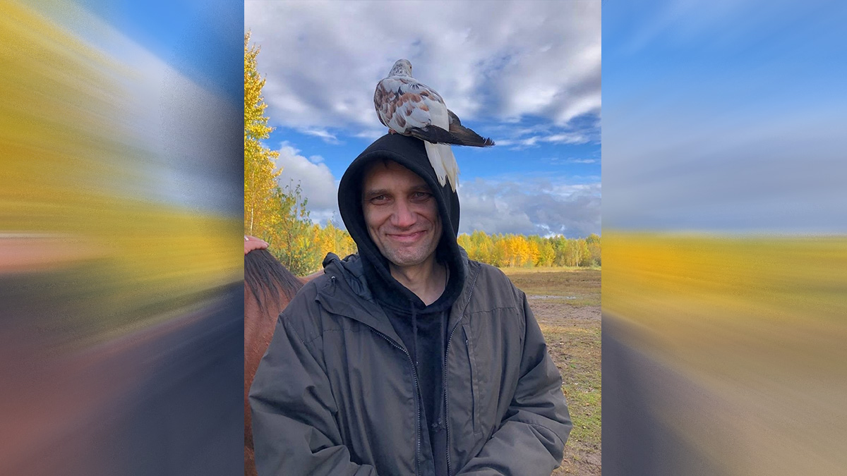 Роман Михайлов недалеко от деревни Лепсари под Санкт-Петербургом в конно-драматическом театре «ВелесО», где снимали несколько сцен из «Сказки для старых», заботится о том, чтобы животные не замерзли зимой, и планирует новые театральные и кинопроекты