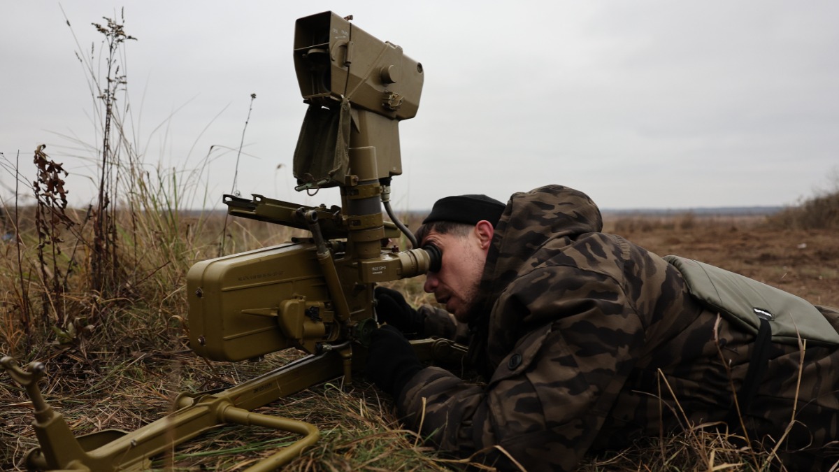 Калининградская область, полигон «Павенково». Мобилизованный военнослужащий проводит визуальное наведение перед боевыми стрельбами из противотанкового ракетного комплекса «Фагот»