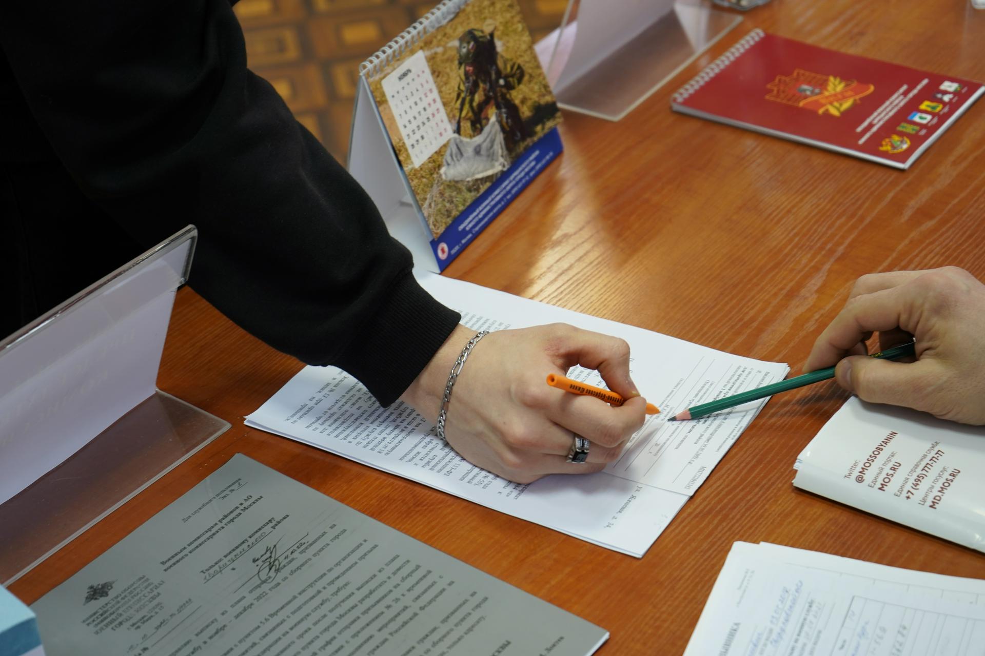 В военкоматы Петербурга выстроились длинные очереди