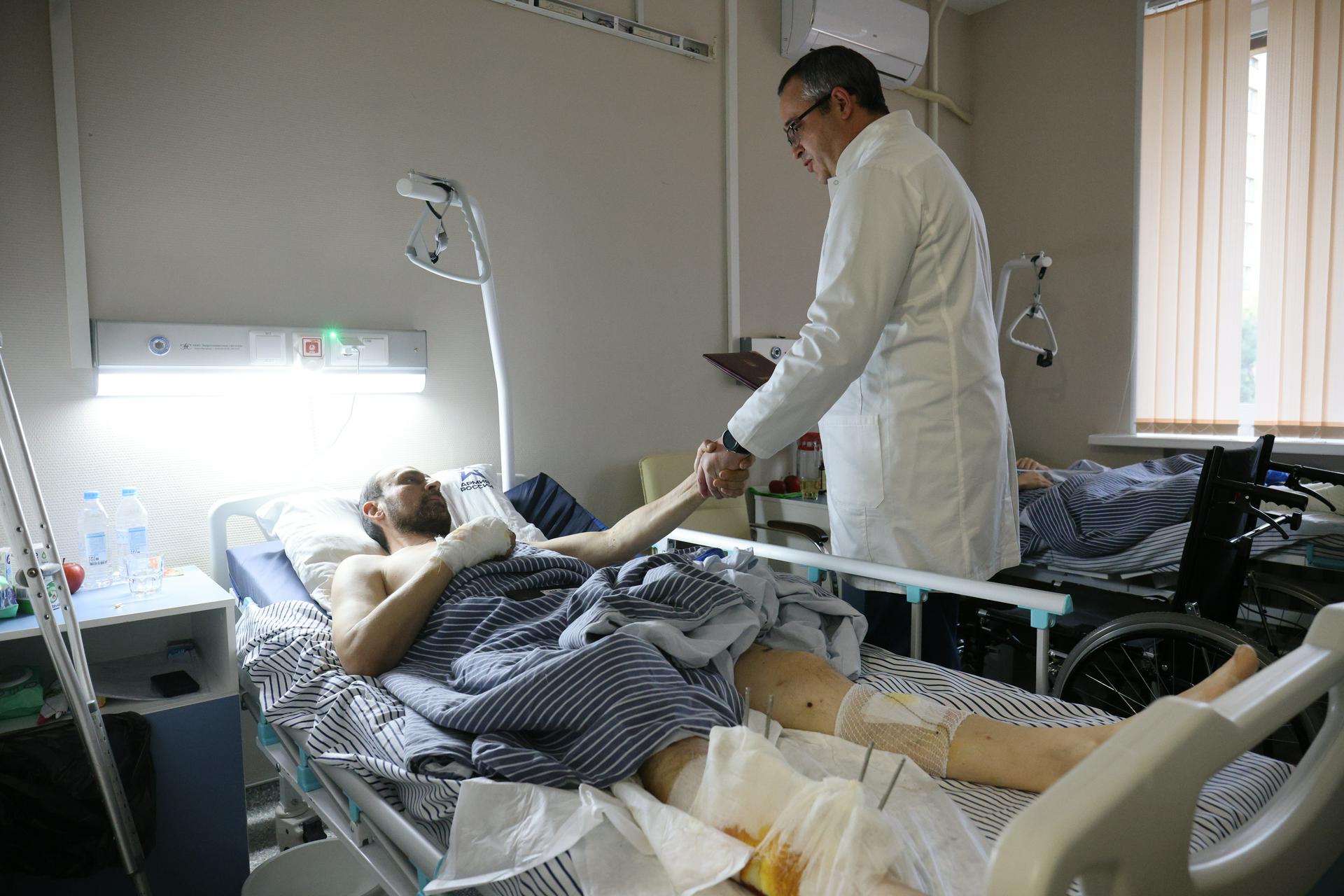 Госпиталь в донецке для раненых. Раненые в госпитале Бурденко. Госпиталь в России. Госпиталь Бурденко ранение.