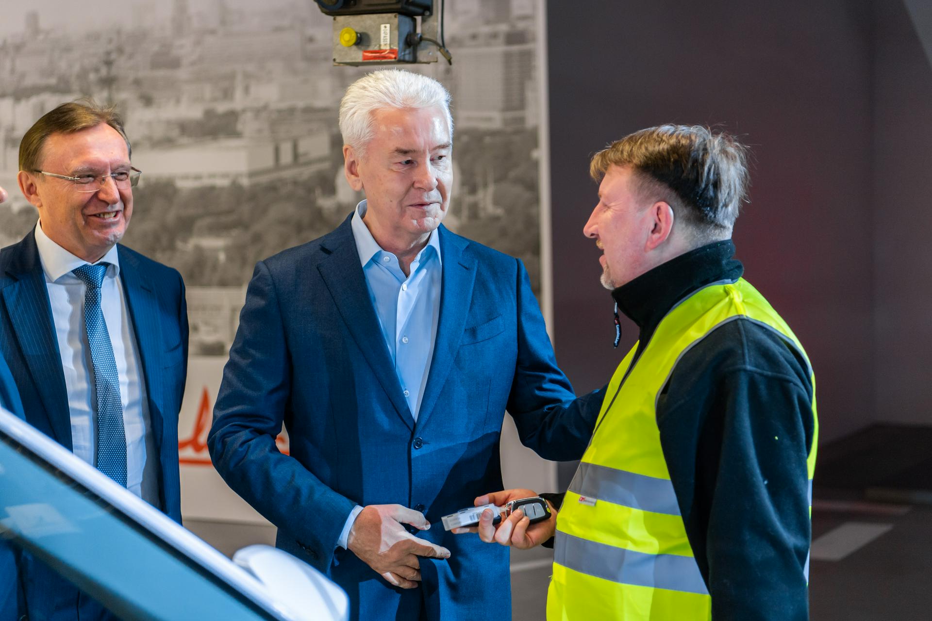 «Москва 24» получила в подарок первый кроссовер «Москвич 3»