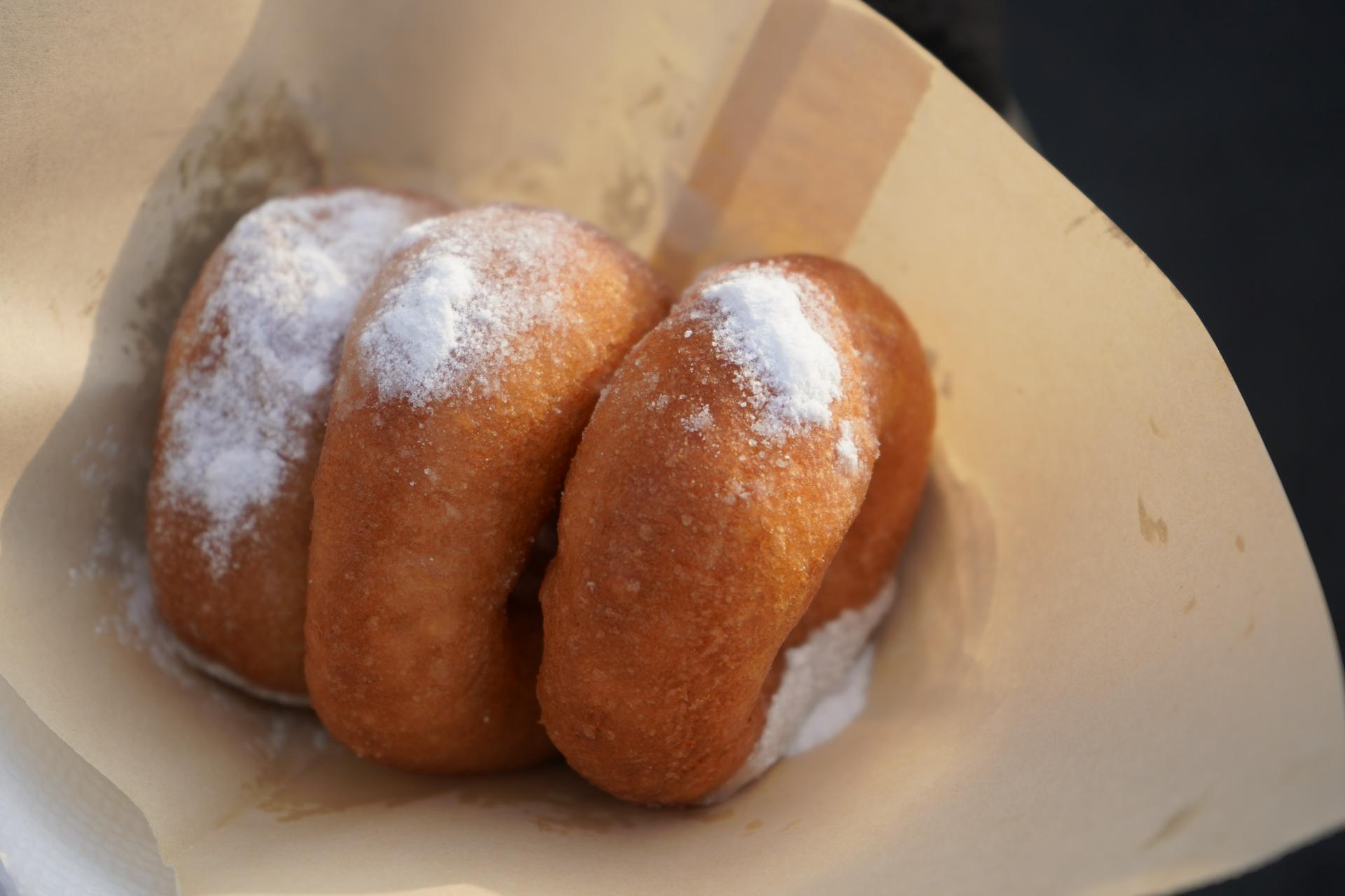 Женщина родила на парковке у кафе и получила годовой запас пончиков