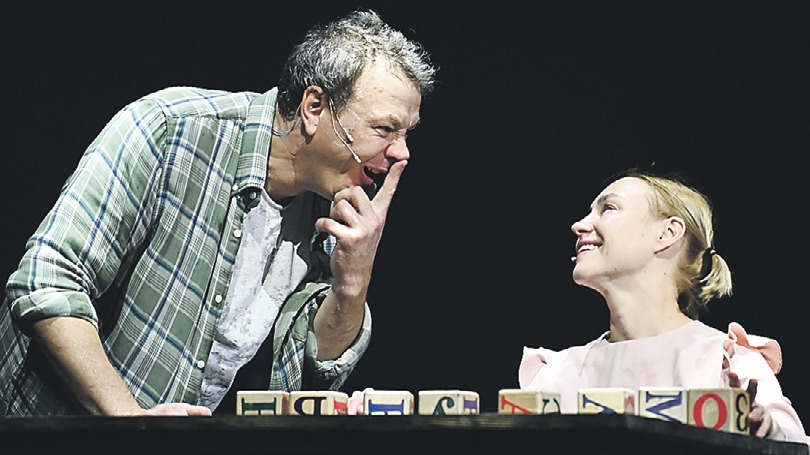 Артисты Марат Башаров в роли Сени и Екатерина Ливанова в роли Кати в спектакле «Нежданно-негаданно» на сцене МХАТа имени Горького