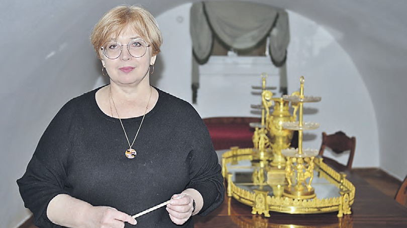 Старший научный сотрудник Государственного музея А. С. Пушкина Светлана Белехова проводит экскурсию по выставке «Приметы милой старины» 