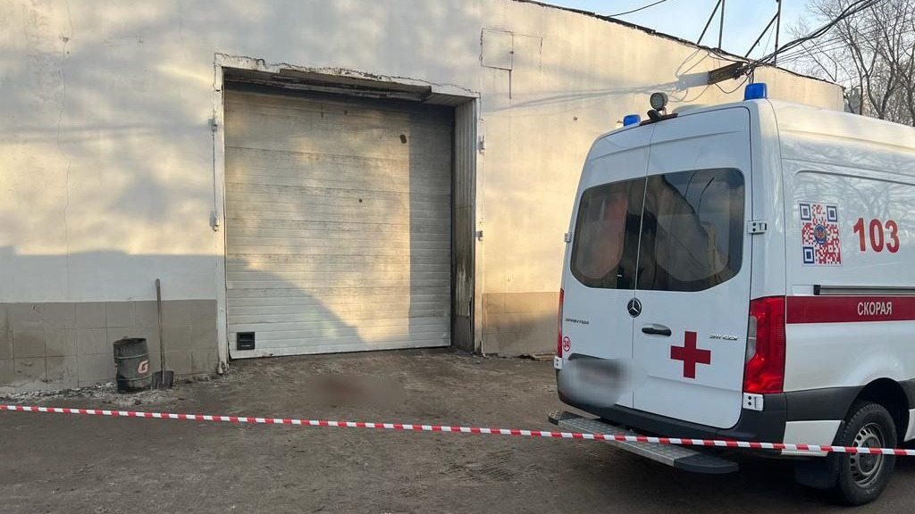 Мужчину насмерть придавило дверью автомойки на севере столицы