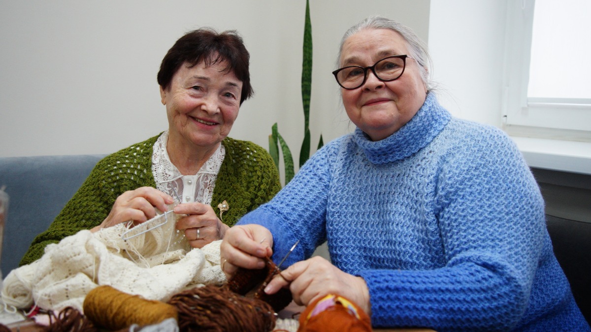 Участница проекта «Московское долголетие» Эльвира Бакурова (слева) вместе с руководителем кружка по вязанию Светланой Кузьминой вяжут теплые подарки бойцам