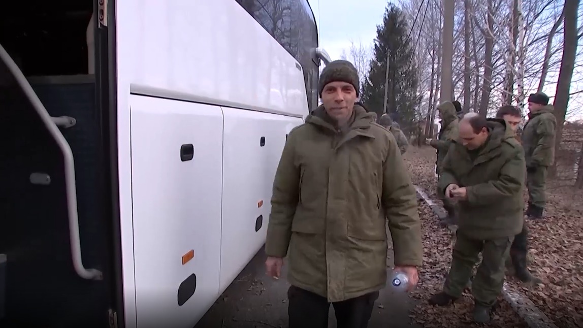 «Братишка, я еду!»: Минобороны поделилось кадрами с освобожденными из плена бойцами