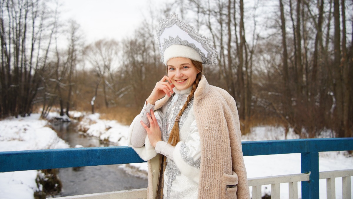 Вия Гека в костюме Снегурочки позирует на фоне Серебряного ручья