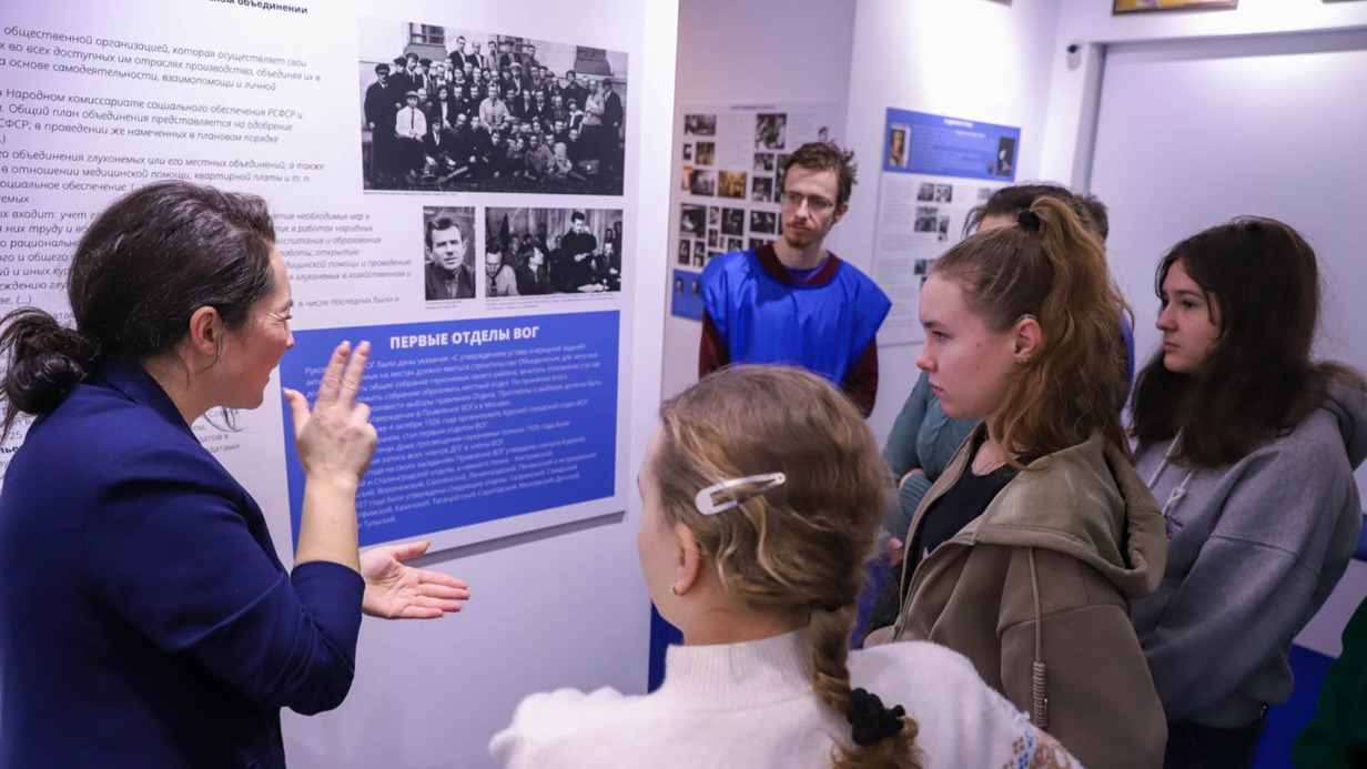 Детям с нарушениями слуха из Донецка и Луганска провели экскурсию по Москве