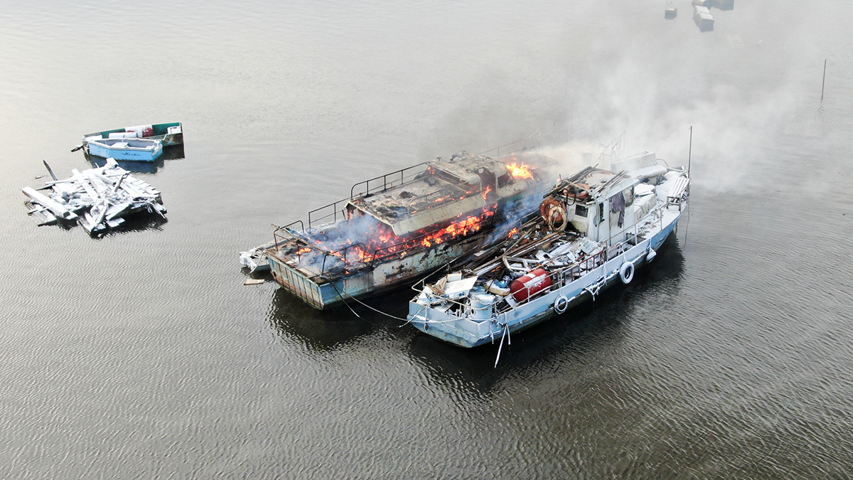 Корабль загорелся на Москве-реке на юге столицы
