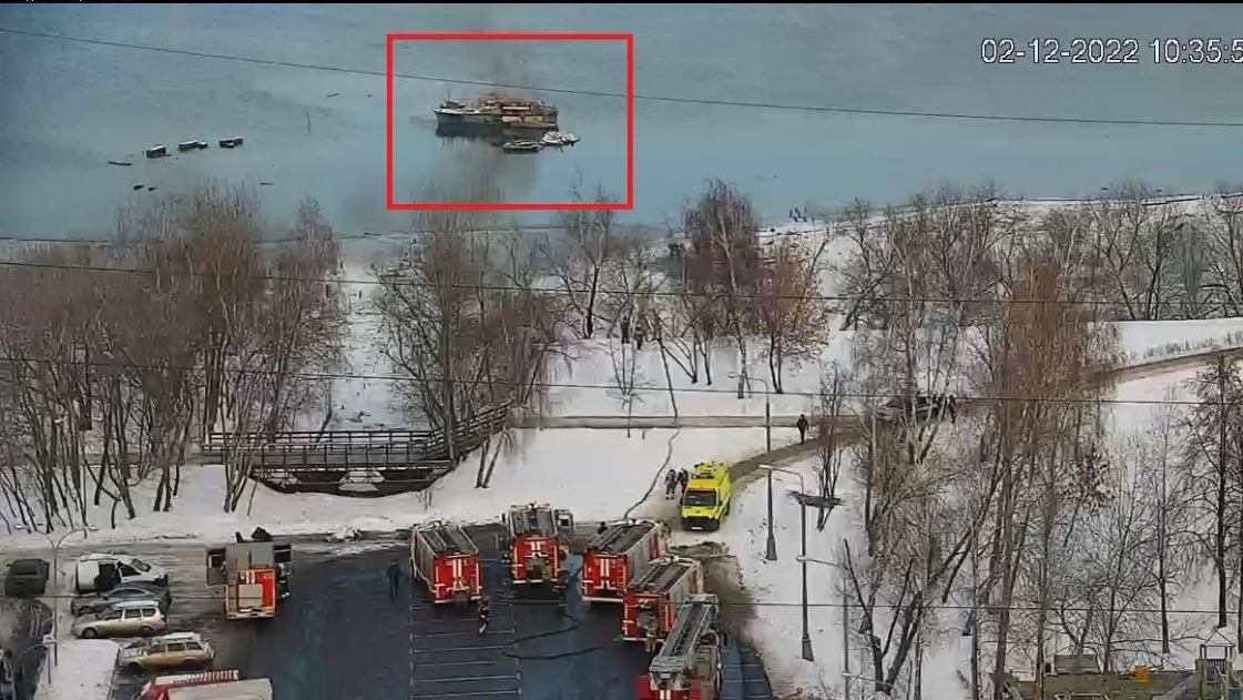 Прокуратура организовала проверку по факту возгорания корабля на Москве-реке