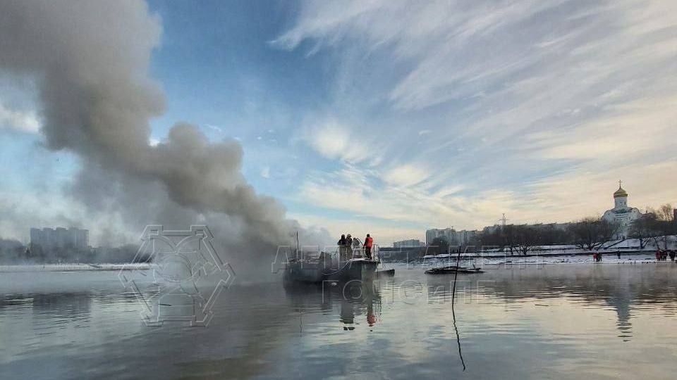 Появились подробности о спасении женщины со сгоревшего на Москве-реке корабля