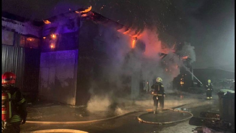 Пожар произошел в здании ангара в Новой Москве