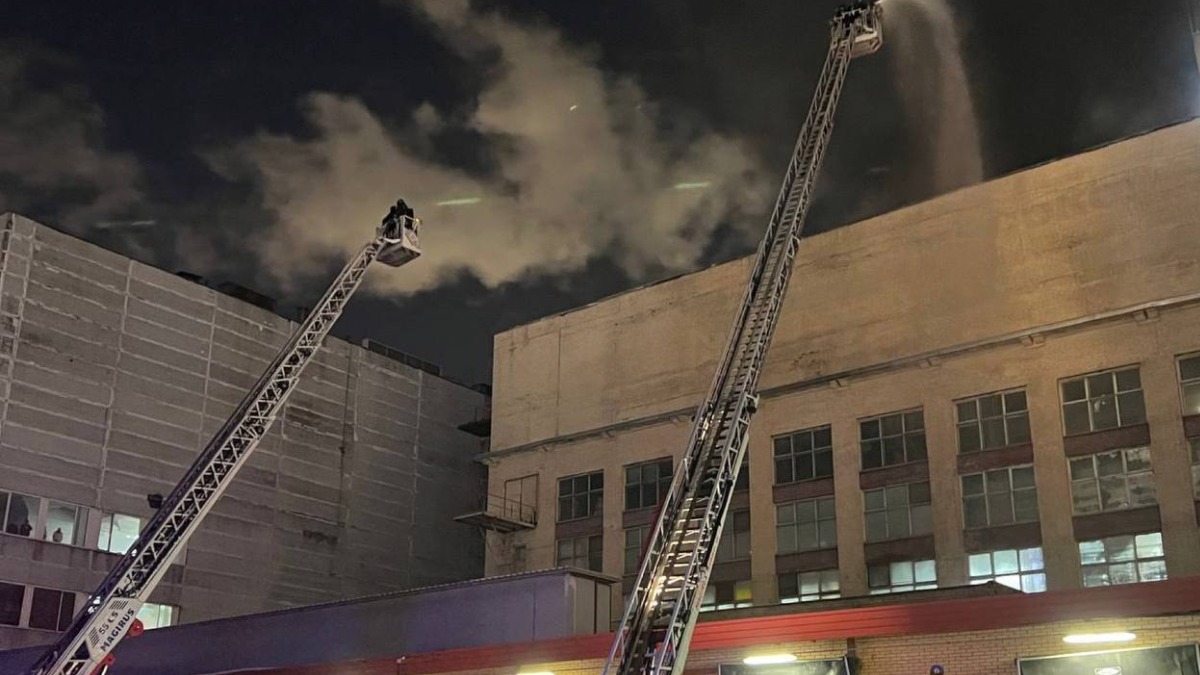 Появились новые кадры пожара на мясокомбинате в Москве