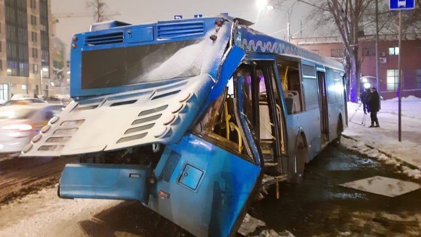 В ДТП с участием автобуса на юго-востоке Москвы пострадали 13 человек