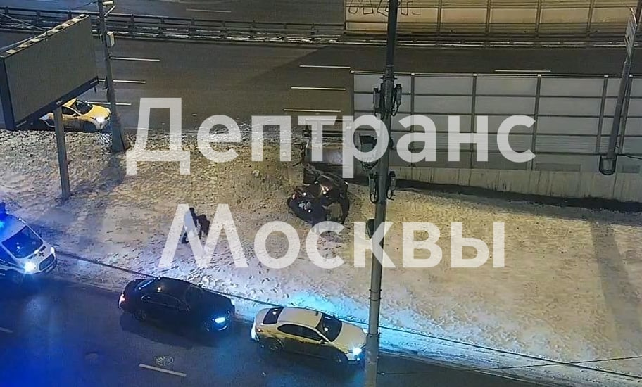 Водитель легкового автомобиля врезался в ограждение на ТТК в Москве