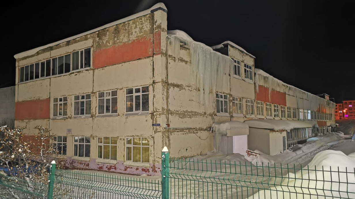 Восьмилетнего мальчика в Магадане убил упавший с крыши детского сада снег