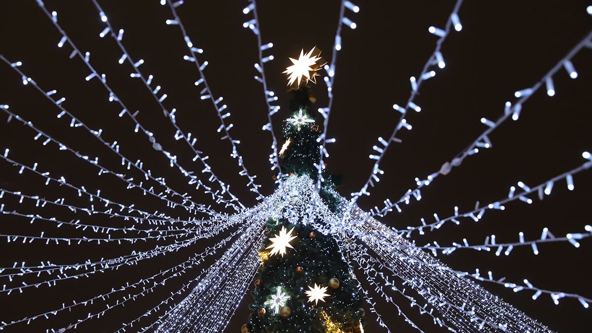 В Москве начался демонтаж новогодних световых конструкций