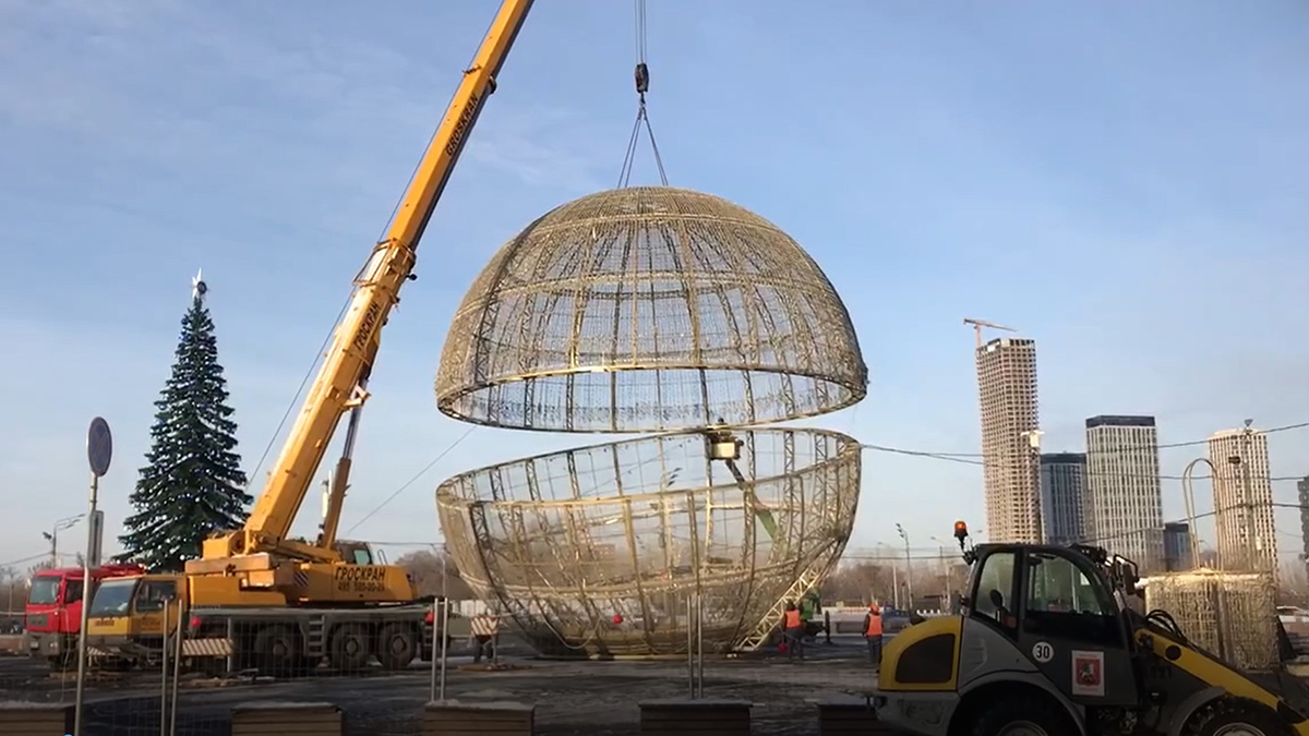 Завершается монтаж 20-метрового новогоднего шара на Поклонной горе