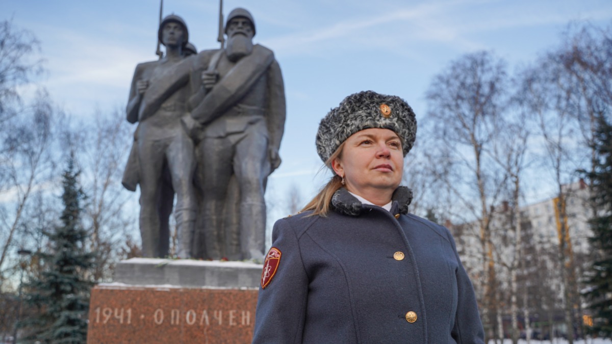 Начальник клуба войсковой части № 3795 прапорщик Любовь Глебова приняла участие в мемориально-патронатной акции у памятника народным ополченцам столицы