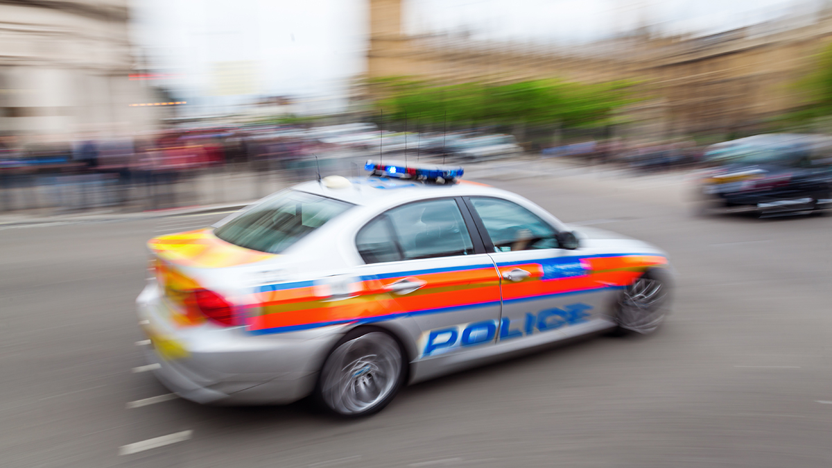 Guardian: Протестующие в Британии атакуют отель с мигрантами