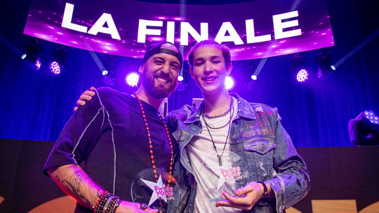 Победитель в детской категории шоу Swiss Voice Tour в Швейцарии Данила Первушин из России (справа) и победитель во взрослой категории Умберто Джентиле из Швейцарии