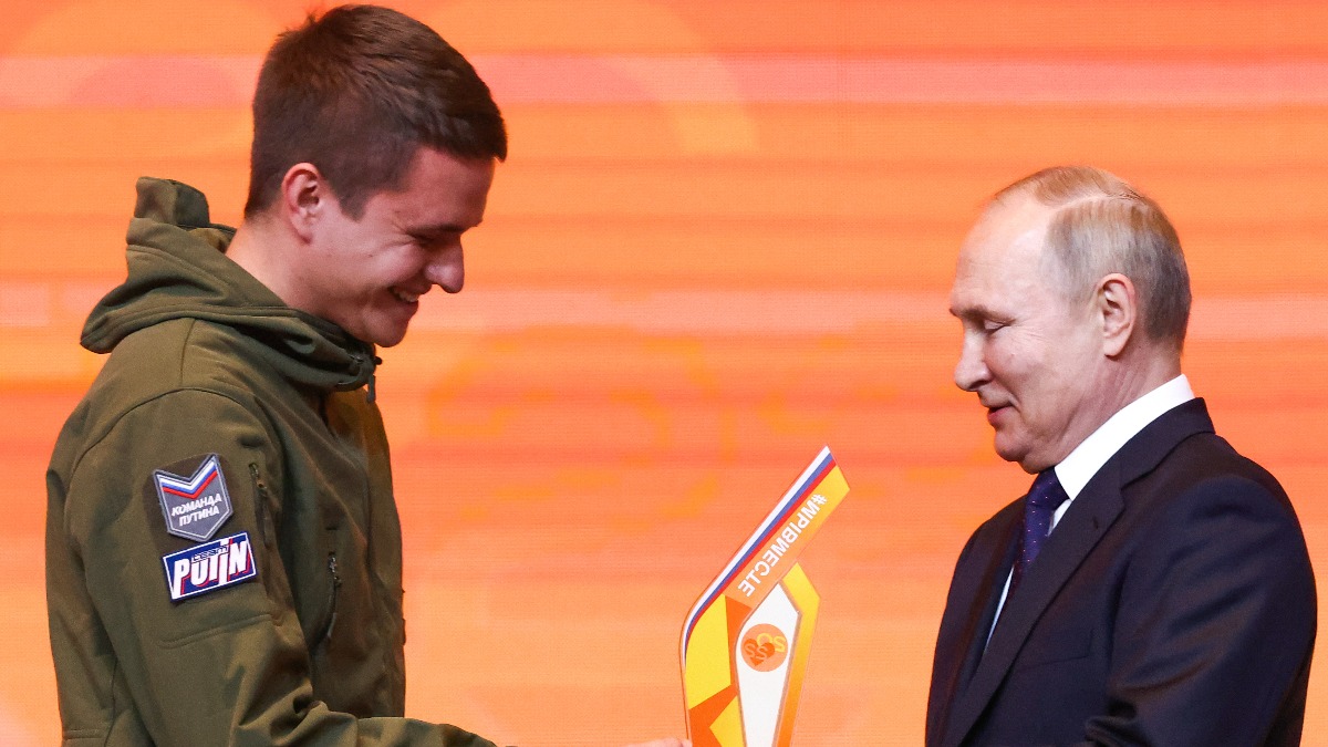Путин наградил волонтера, эвакуировавшего более 30 тысяч жителей ДНР