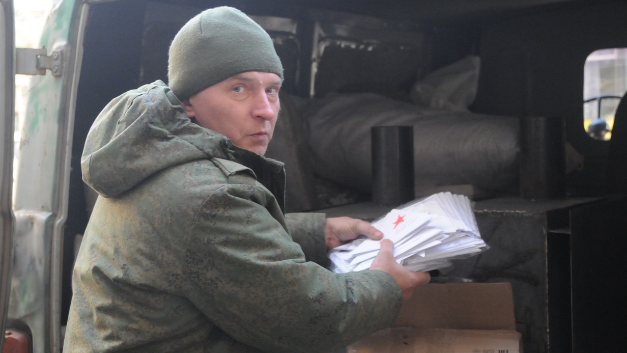 Боец Народной милиции ДНР Павел с позывным Егерь забирает гуманитарный груз и письма, которые подготовили неравнодушные россияне. Все это он передаст своим сослуживцам