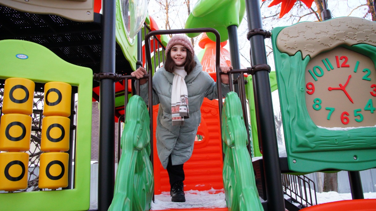 Юная жительница района Куркино Юлия Кольцун на новой детской игровой площадке на улице Новогорской. После благоустройства четырех дворовых территорий в этих игровых зонах полный аншлаг. Довольны изменениями не только маленькие жители района, но и их родители