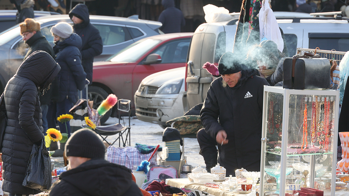 Картонка, занавеска и «скидочка хорошему человеку»: что значили рынки для новой России