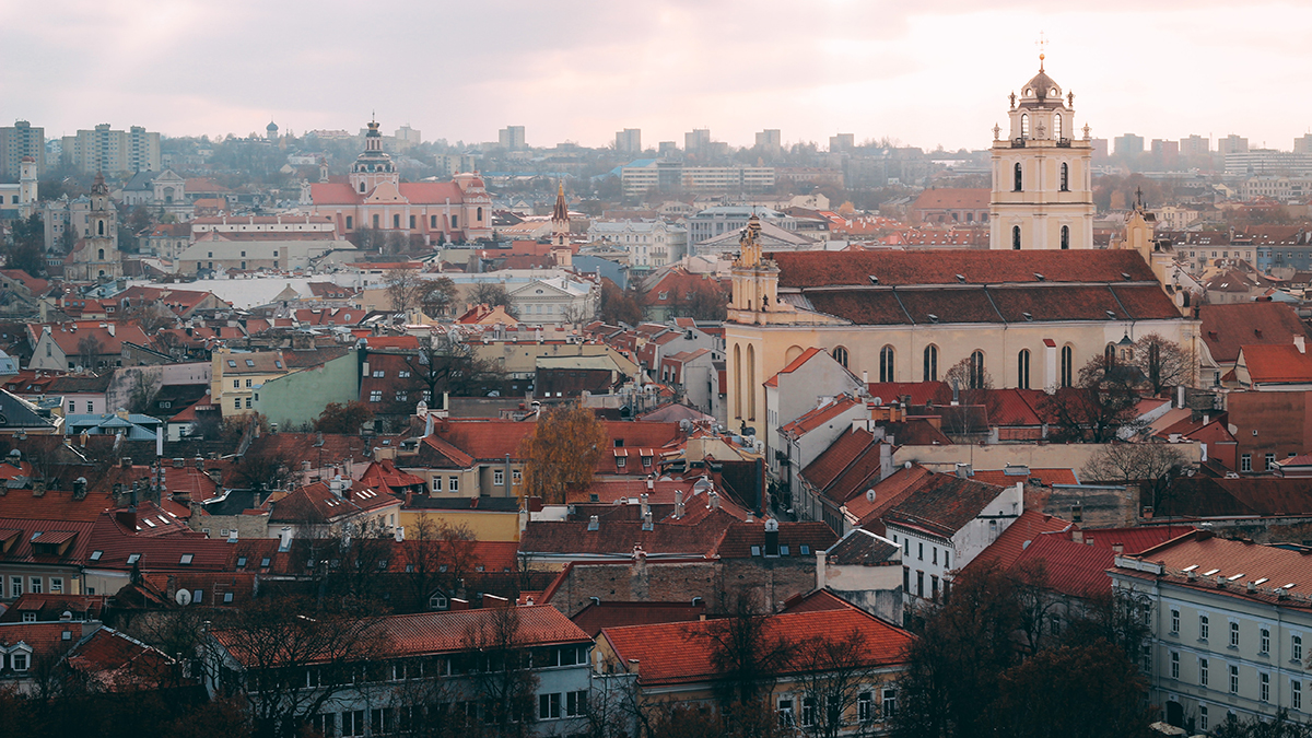 Delfi: В Литве туристы из Эстонии справили нужду на подарки под елкой