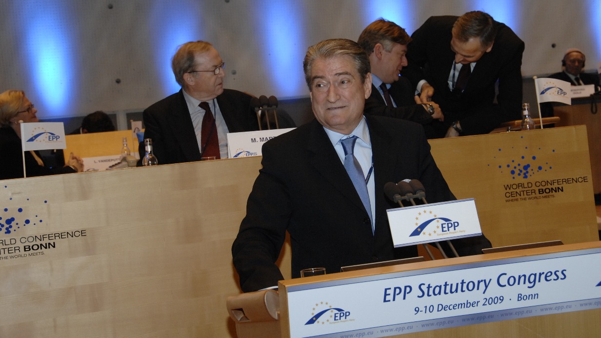 Неизвестный ударил по лицу экс-президента Албании на акции протеста