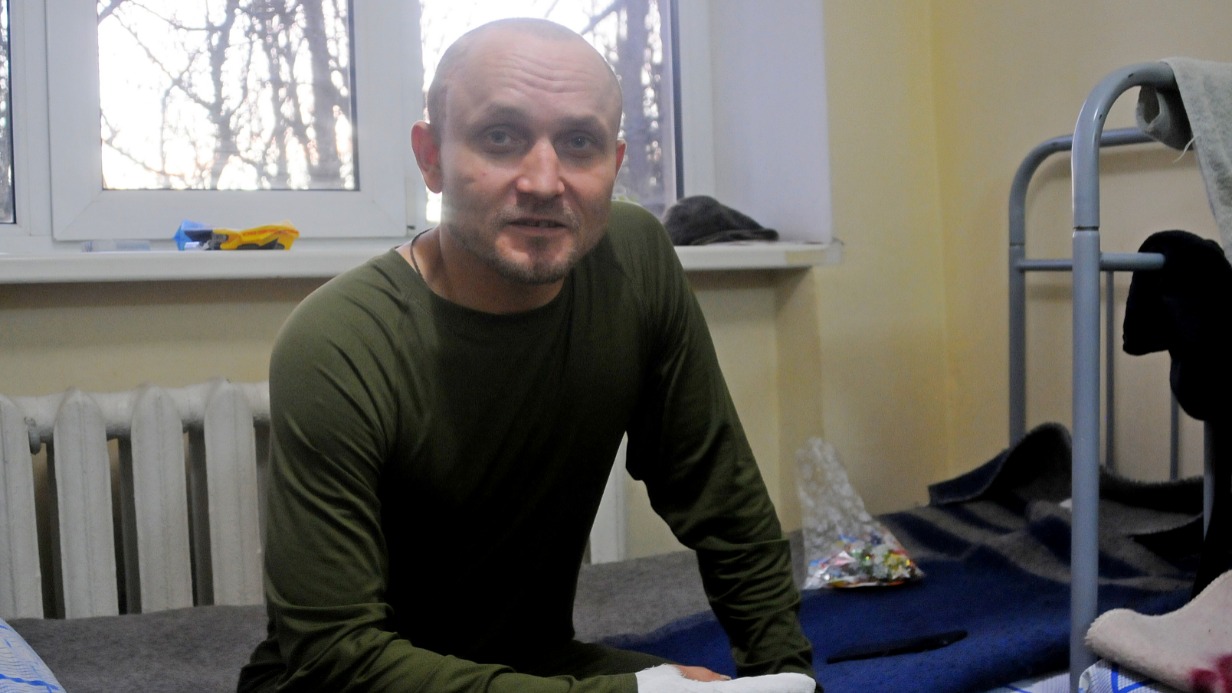 Боец 100-й отдельной мотострелковой бригады 1-го армейского корпуса Народной милиции ДНР Валерий с позывным «Горловский» лечится в медроте с ранением плеча, которое он получил под вражеским обстрелом