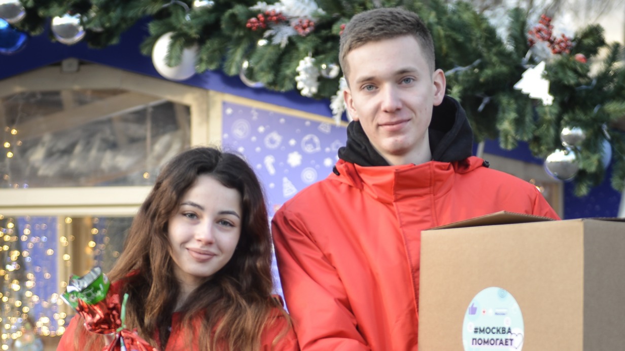 Волонтеры Ксения Суханова и Андрей Петрунин