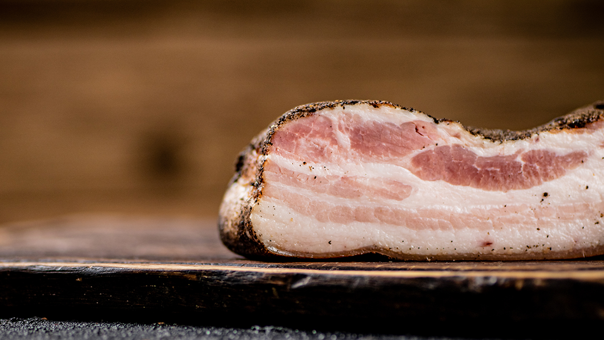 «Незаслуженно забытый продукт»: диетолог Соломатина раскрыла необычные свойства сала