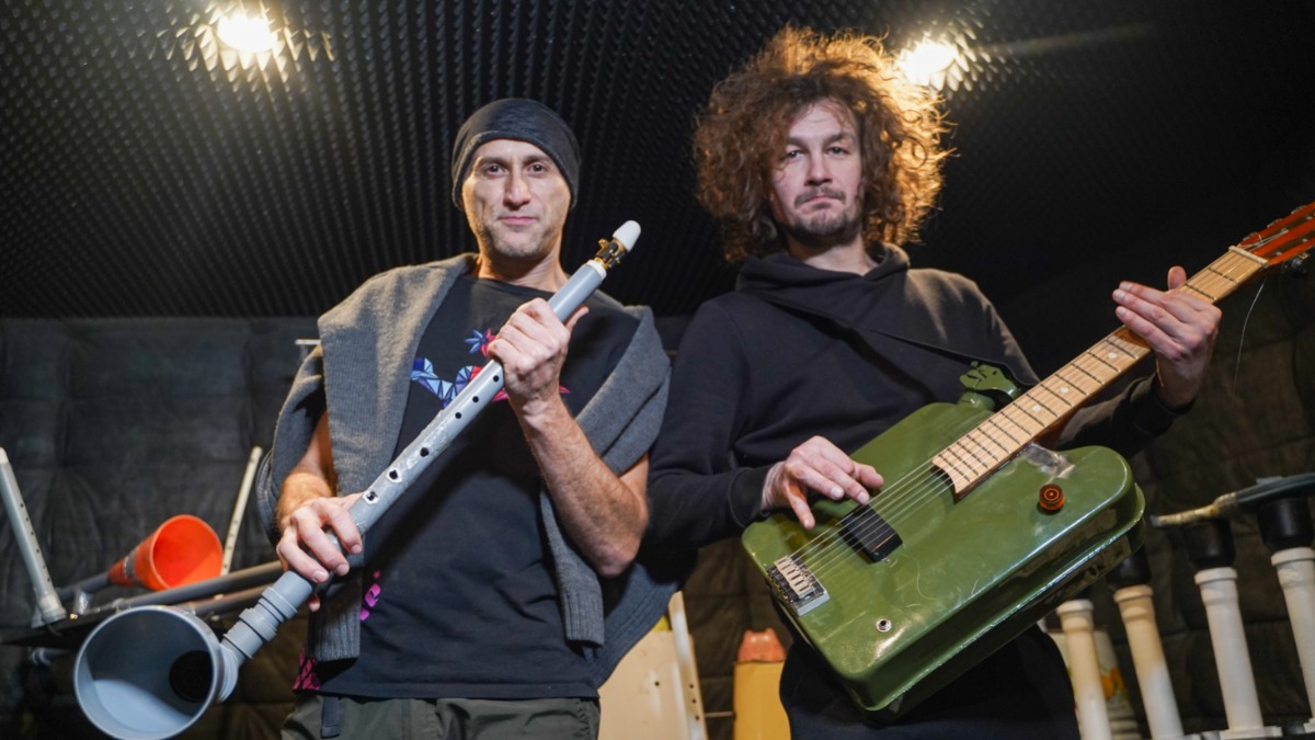 Рамиль Муликов (слева) и Михаил Драмберг демонстрируют самые необычные инструменты группы «Экология мысли» 