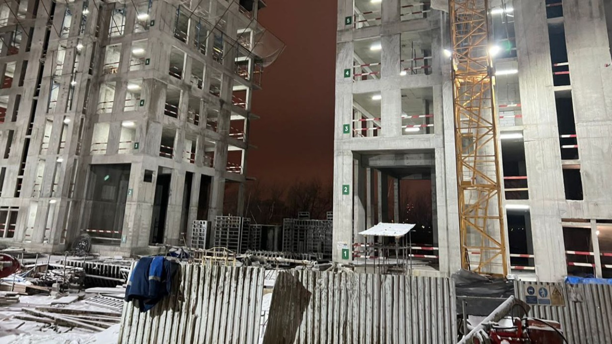 Мужчина погиб на стройке на западе Москвы