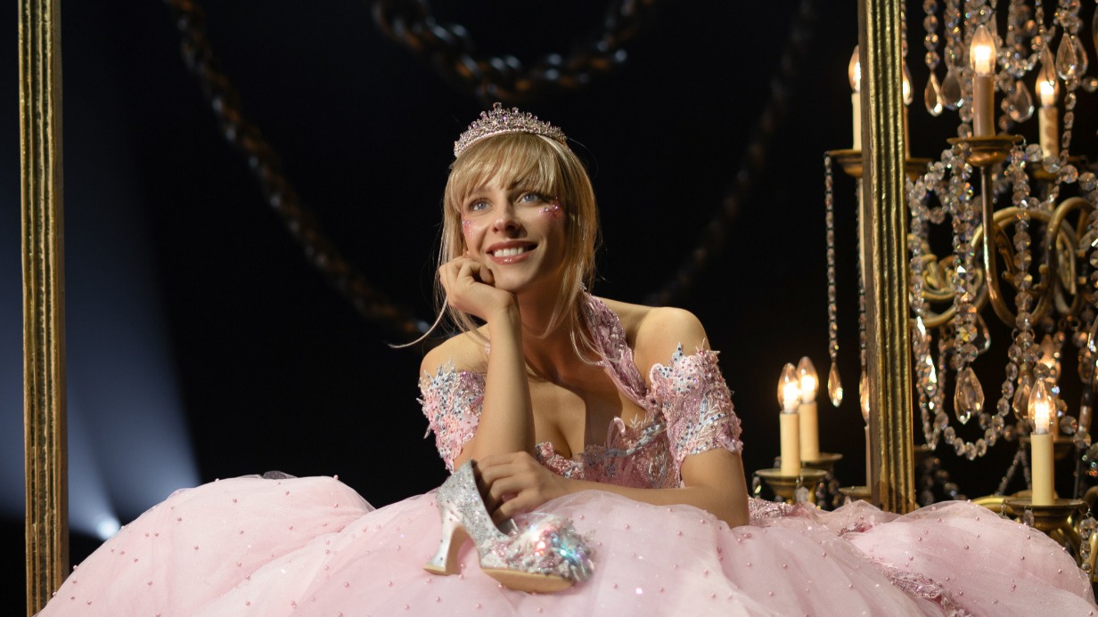 Актриса Елизавета Арзамасова в роли Золушки в премьерном спектакле МХАТа