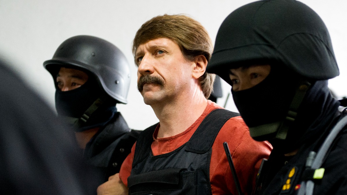 Самолет с Бутом приземлился в Махачкале на дозаправку