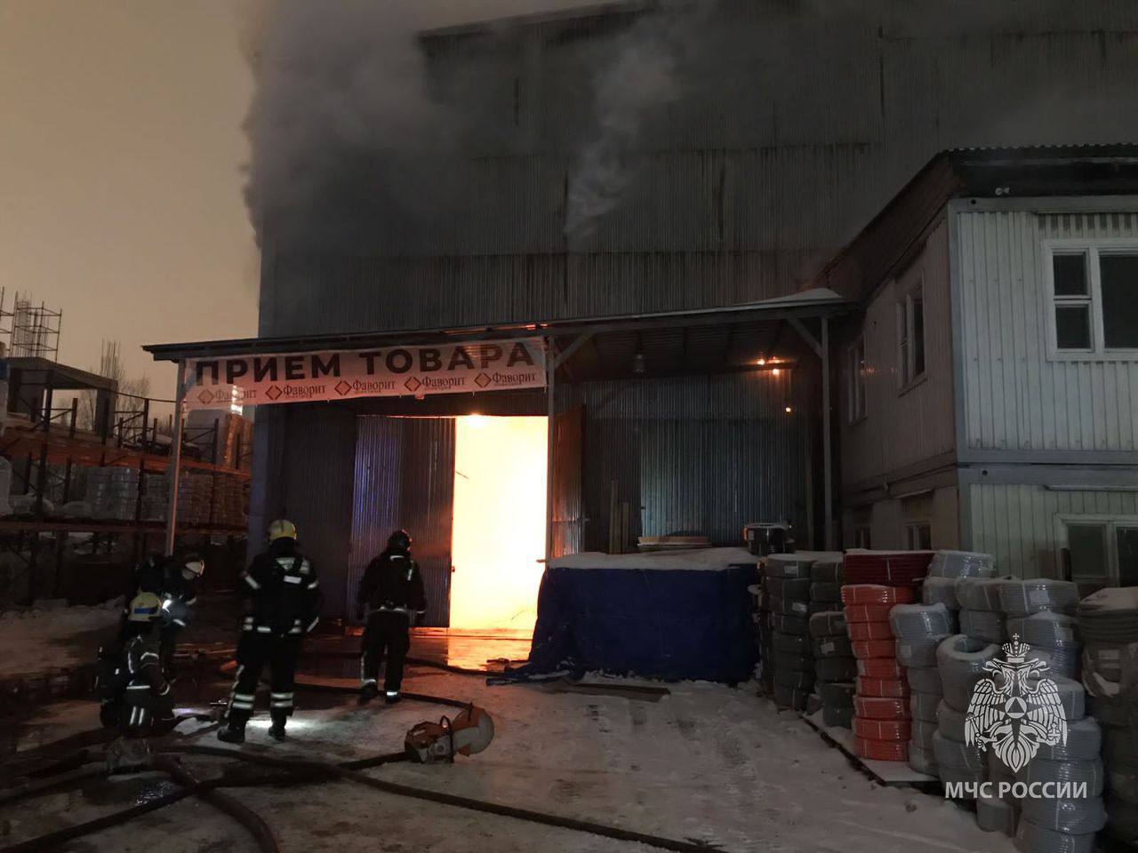 Площадь пожара на складе на юге Москвы увеличилась до 1500 квадратных метров