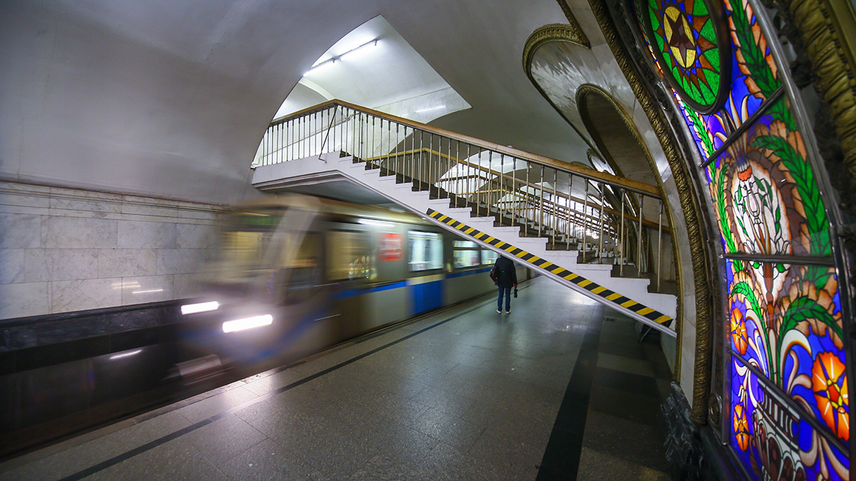 Человек упал на пути на Кольцевой линии московского метро