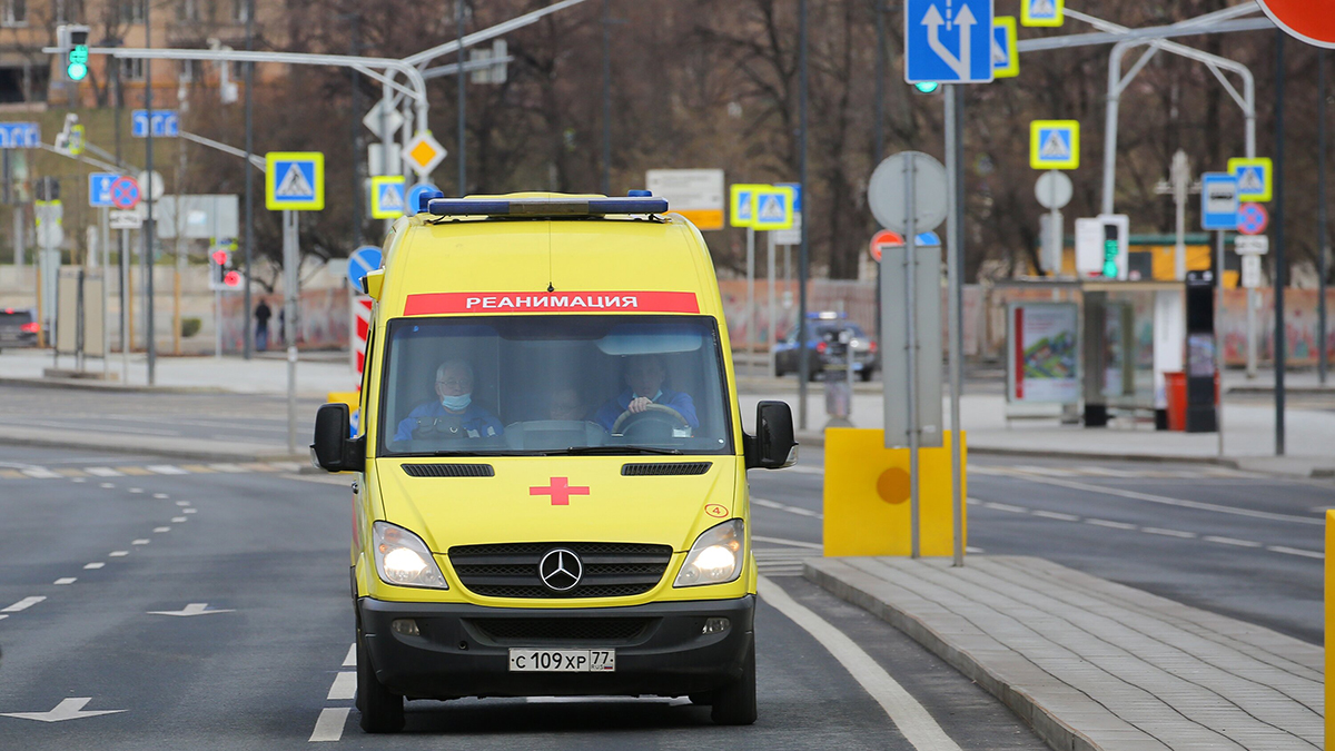 Жена в ходе ссоры сбила мужа машиной на парковке на севере Москвы