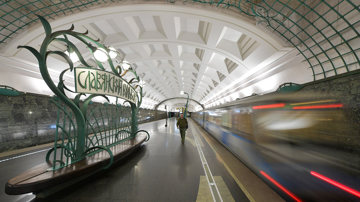 Человек упал на пути на Арбатско-Покровской линии, нарушив движение поездов