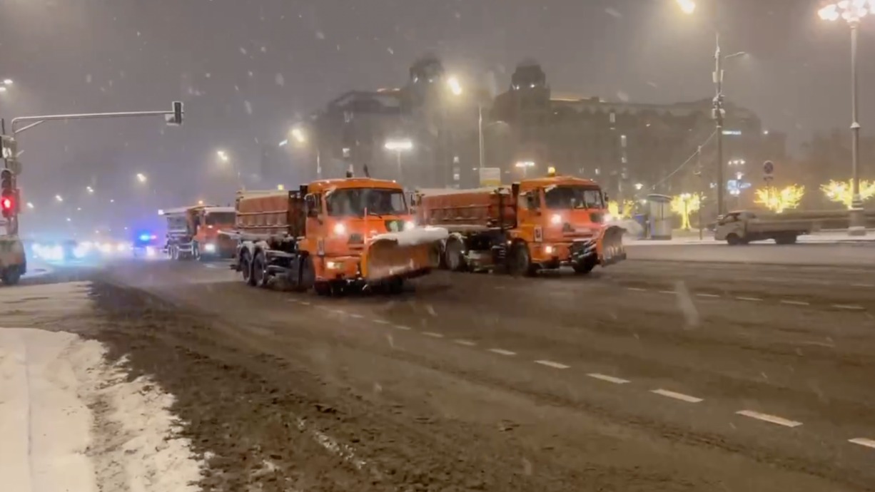 Коммунальная техника приступила к механизированному подметанию дорог в Москве