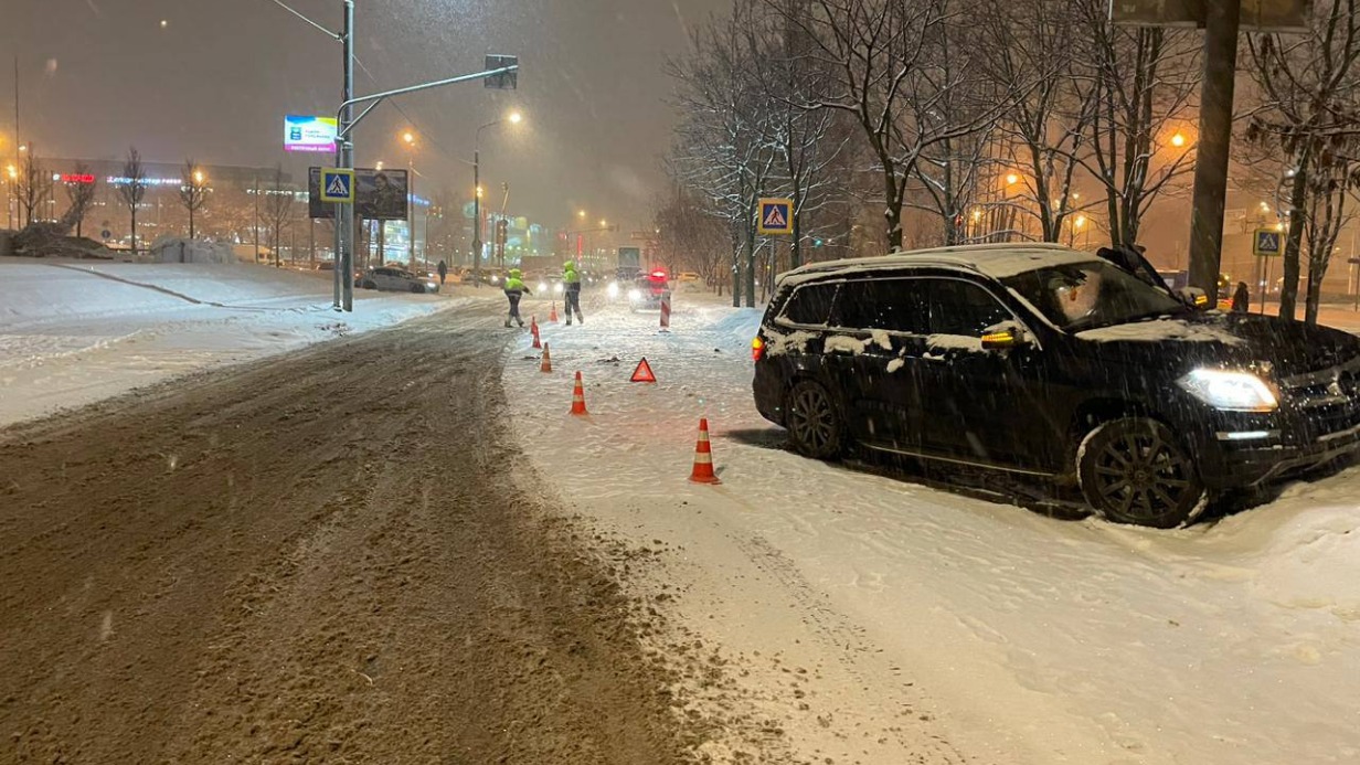 Автомобиль сбил двух пешеходов на востоке Москвы